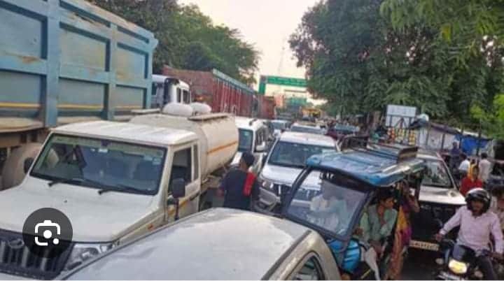 फोटो 20 एचएएमपी 32- कानपुर-सागर हाईवे पर वाहनों की लगी लंबी कतार। संवाद