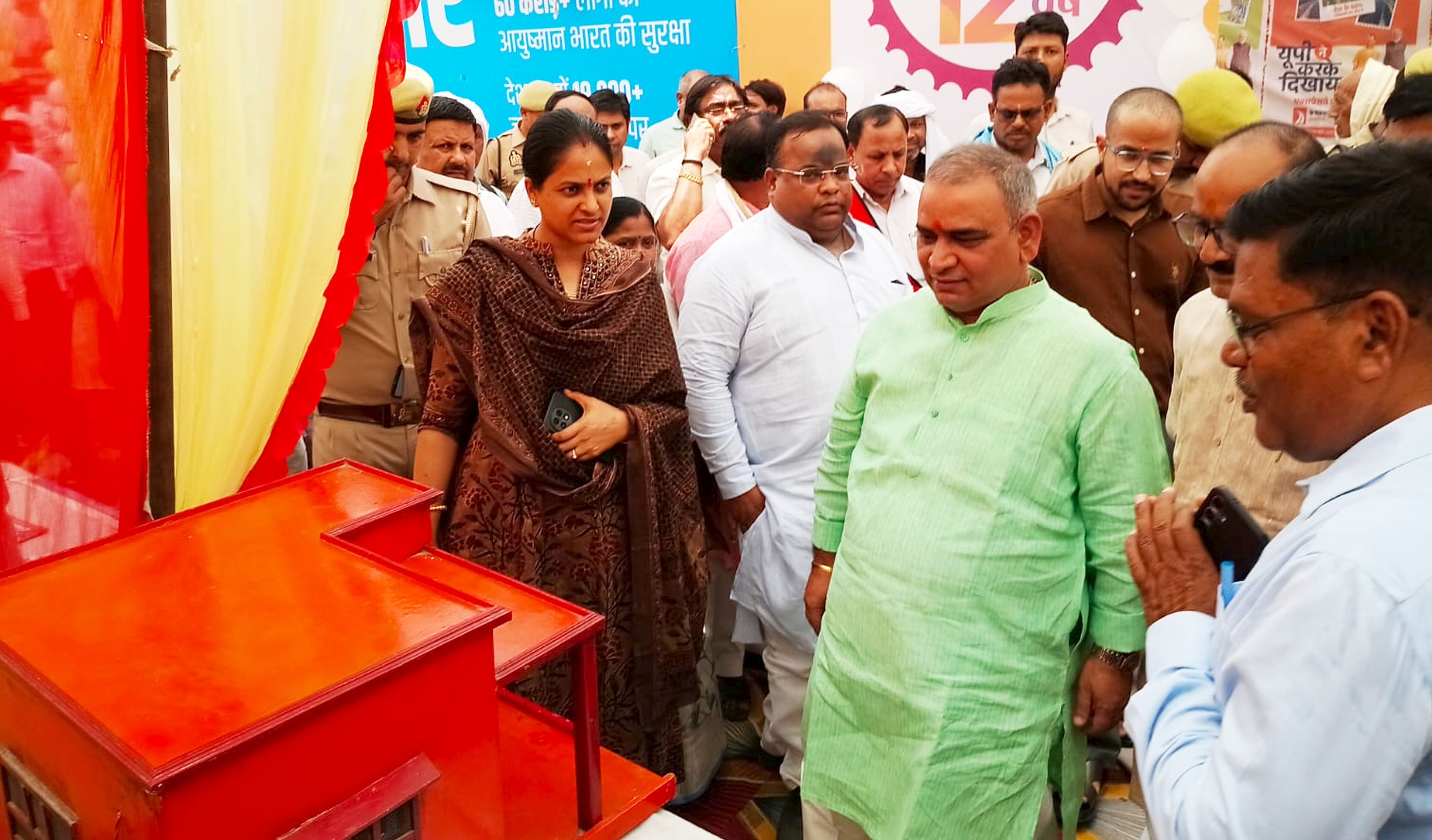 फोटो-20-प्रेक्षागृक में स्टालों का निरीक्षण करते प्रभारी मंत्री व डीएम। संवाद