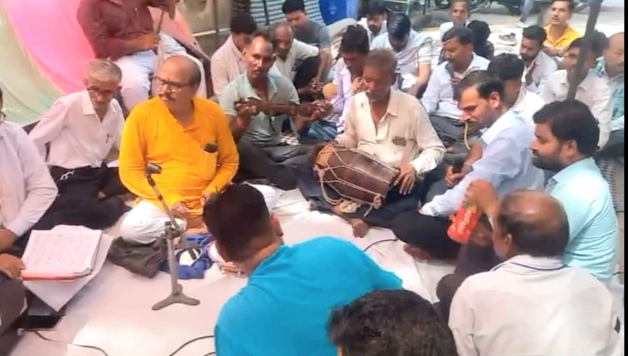 Protest registered through the recitation of Sundarkand against e-registry.