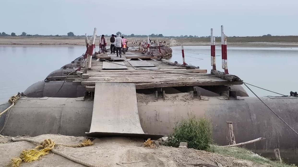 Pontoon bridge over the Yamuna at Bara being dismantled; ban imposed on four-wheelers.