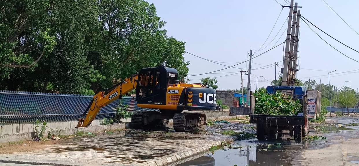 Cleaning of the overflowing drain intensified ahead of the monsoon; drainage improvement expected.
