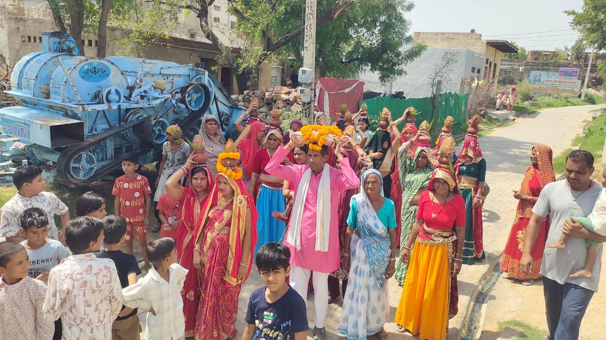 51 women took out a Kalash Yatra in village Nawan.
