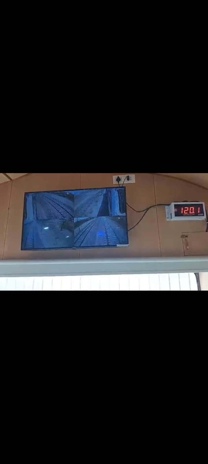 फोटो-ट्रायल के दौरान 120 किमी प्रति घंटे की स्पीड दिखाता इंडिकेटर।