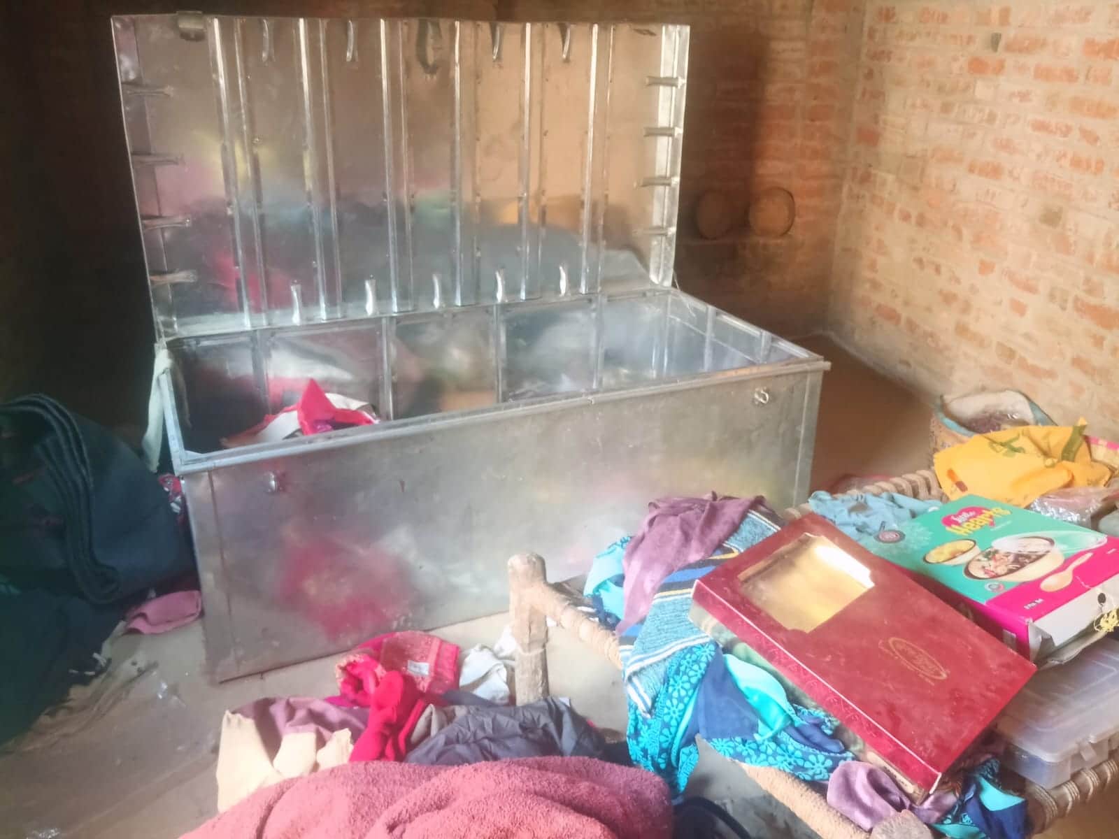 फोटो20 एचएएमपी 26- विदोखर मेदनी में चोरी के दौरान फैलाया गया सामान। पीड़ित