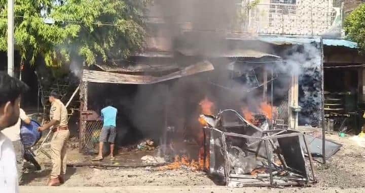 फोटो20एचएएमपी 27- रेस्टोरेंट में सिलिंडर फटने से लगी आग बुझाते लोग। संवाद