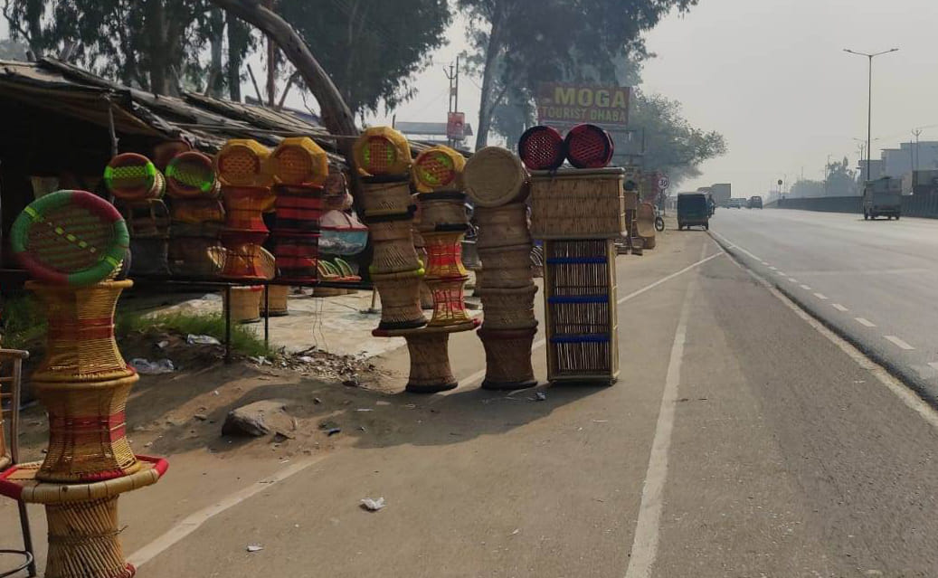 गढ़ क्षेत्र में हाईवे किनारे अतिक्रमण कर लगाई गईं मूढ़ों की दुकानें। संवाद