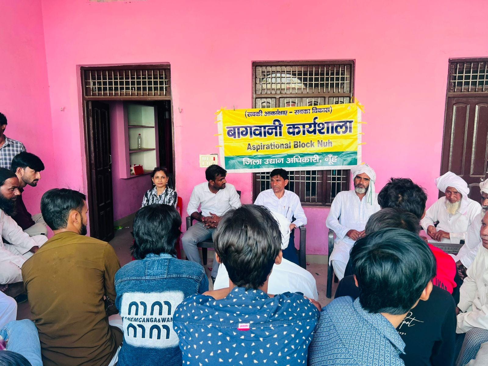 गांव बीवां में आयोजित उन्नत कृषि एवं प्राकृतिक खेती जागरूकता शिविर में किसानों को बागवानी विभाग