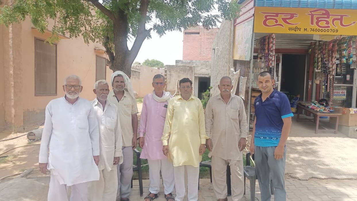 Farmers in Kari Dharni expressed resentment over the non-availability of DAP fertilizer