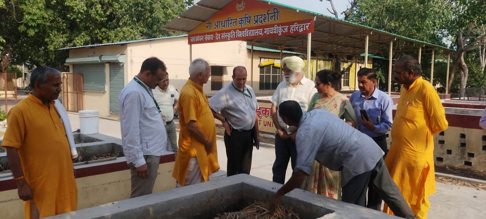 हरिद्वार स्थित देव संस्कृति विश्वविद्यालय का दौरा करते नौणी विवि का  प्रतिनिधिमंडल। स्रोत : नौण