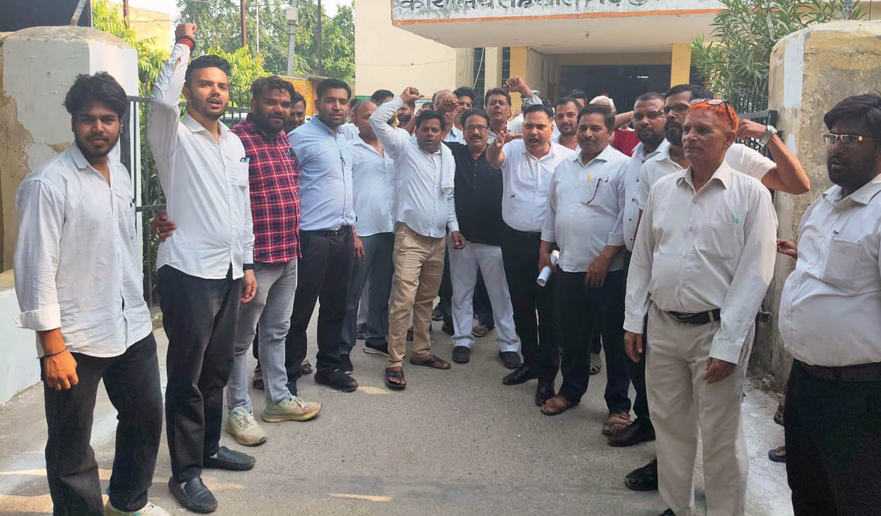 Lawyers create a ruckus in protest against e-registry; heated exchange with officials.