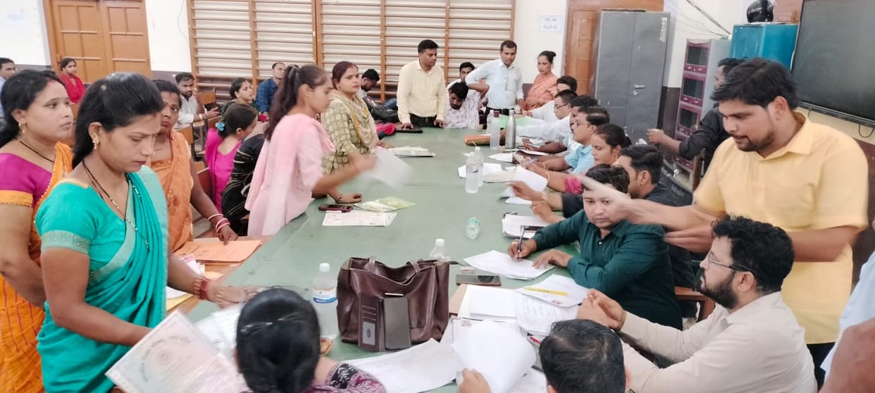 Doubts regarding the candidate's records during ECCE educator counseling... placed on the waiting list.