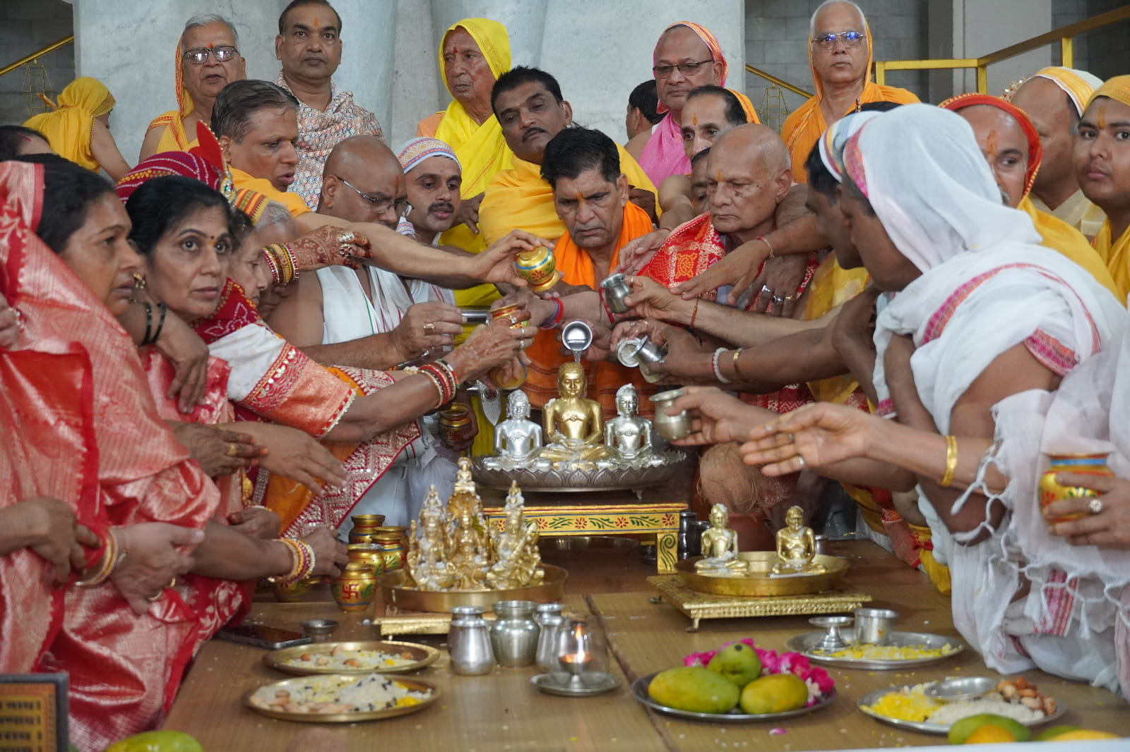 जैन मंदिर में भगवान के विग्रह का अभिषेक करते जैन श्रद्धालु