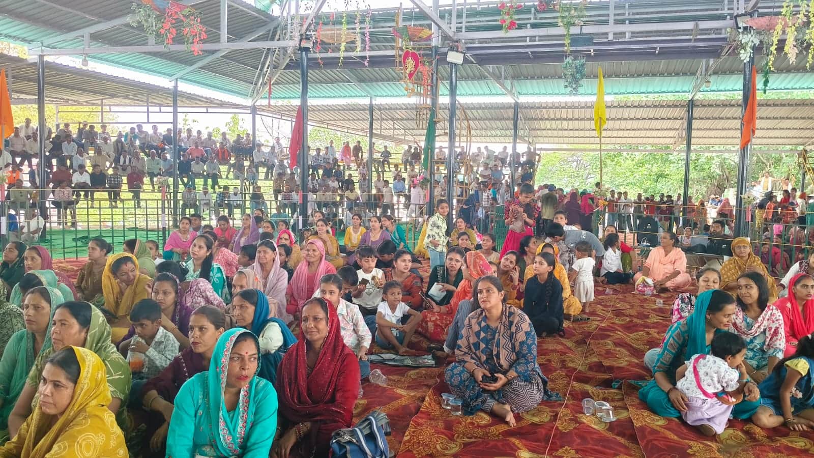 जय बाबा लाखदाता छिंज मेला मंदोली में आयोजित सांस्कृतिक कार्यक्रम का आनंद लेते हुए लोग। जागरूक प