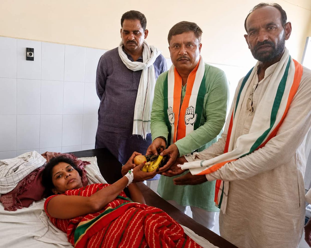 Congress members distributed fruits on Rahul Gandhi's birthday.