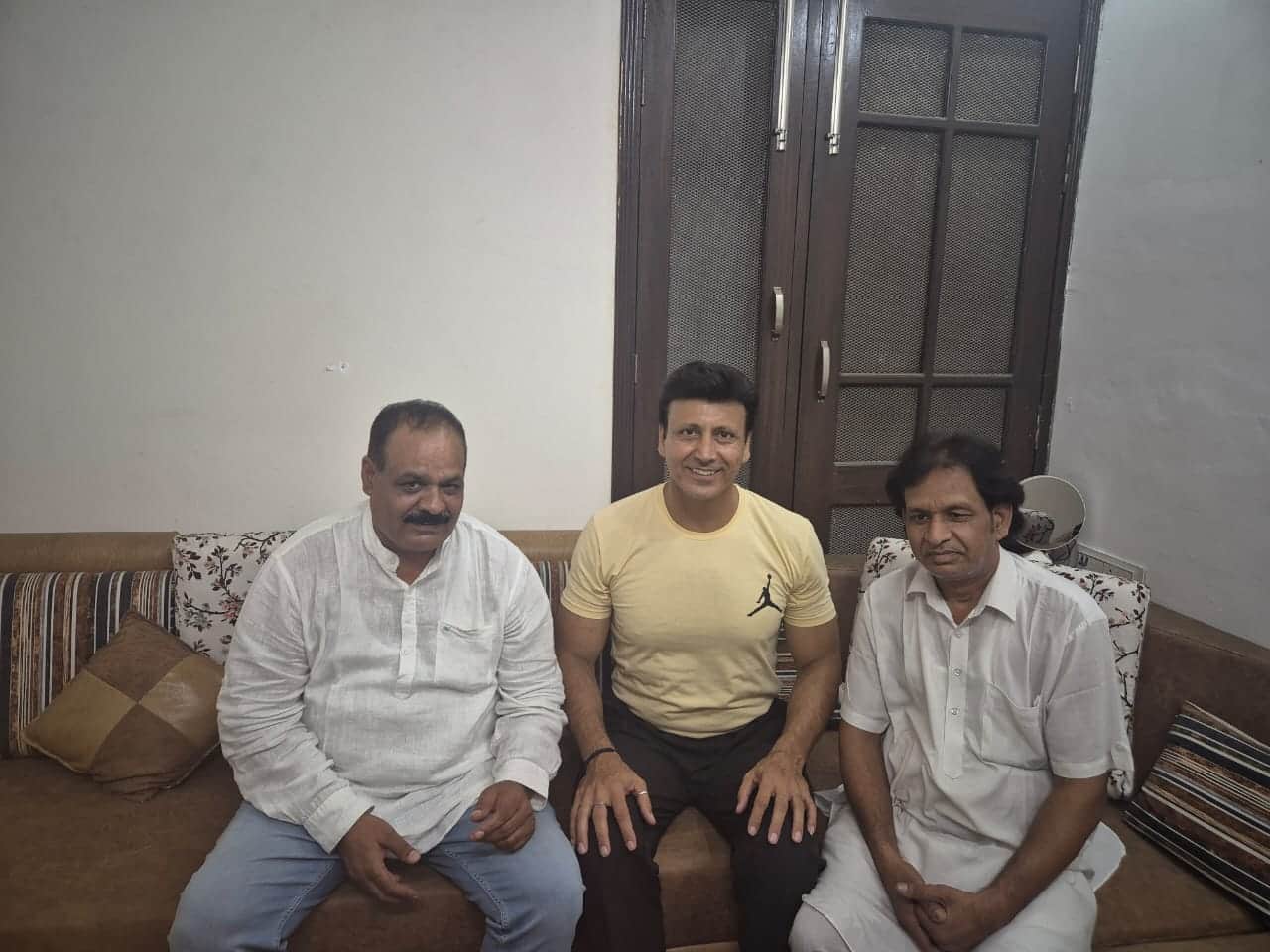 कार्यक्रम के बारे में जानकारी देते गुदगुदी जंक्शन समूह के पदाधिकारी। प्रवक्ता
