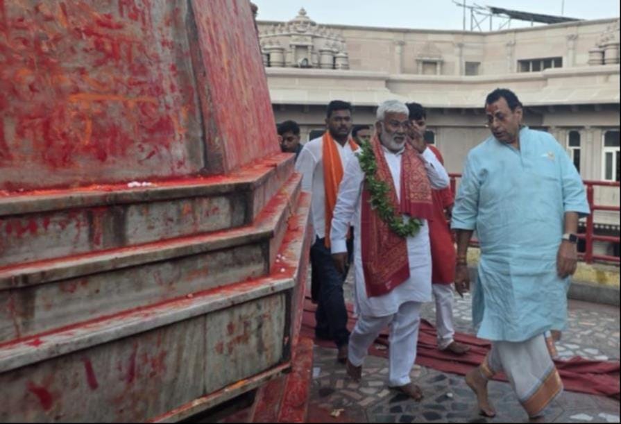 Jal Shakti Minister Swatantra Dev Singh offered prayers to Goddess Vindhyavasini.