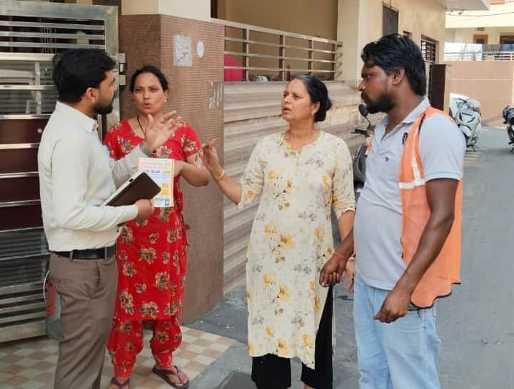 महिलाओं को स्वच्छता के प्रति जागरूक करती निगम की टीम। प्रवक्ता