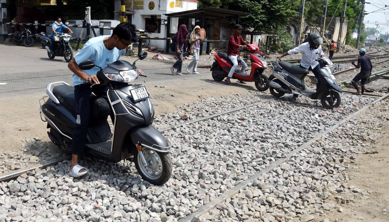 Web of ballast stones at Mavaiya railway crossing; vehicles getting stuck.