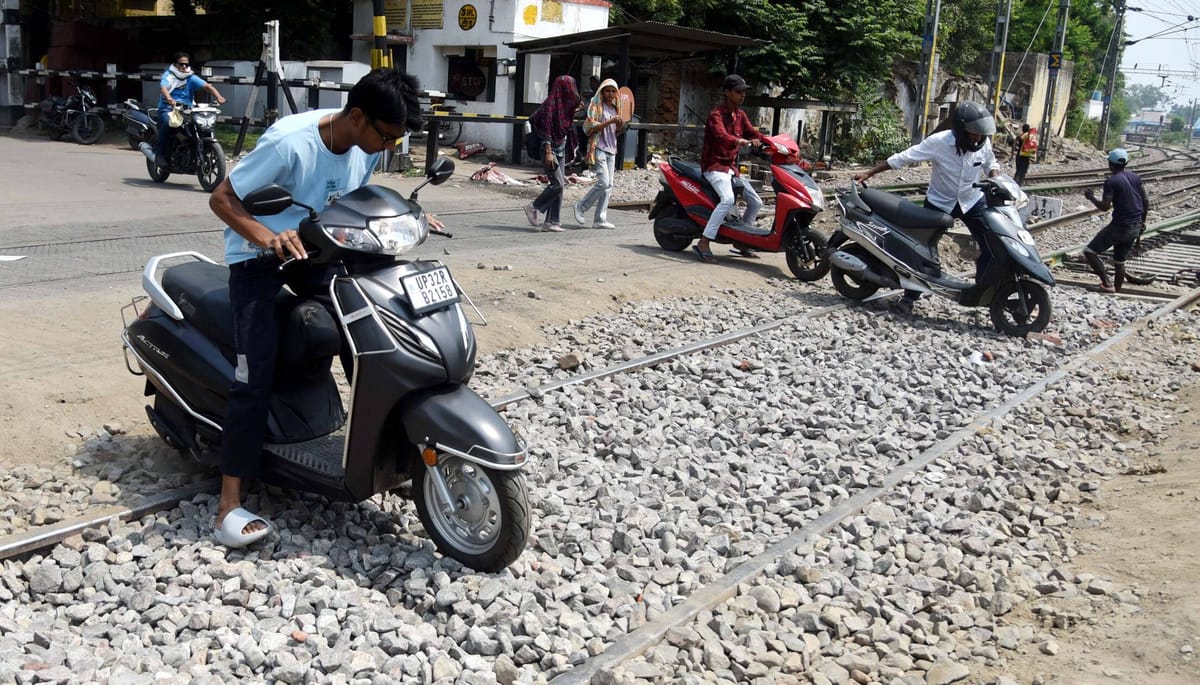 Lucknow News: मवैया रेलवे क्रॉसिंग पर गिट्टियों का जाल, फंस रहीं गाड़ियां