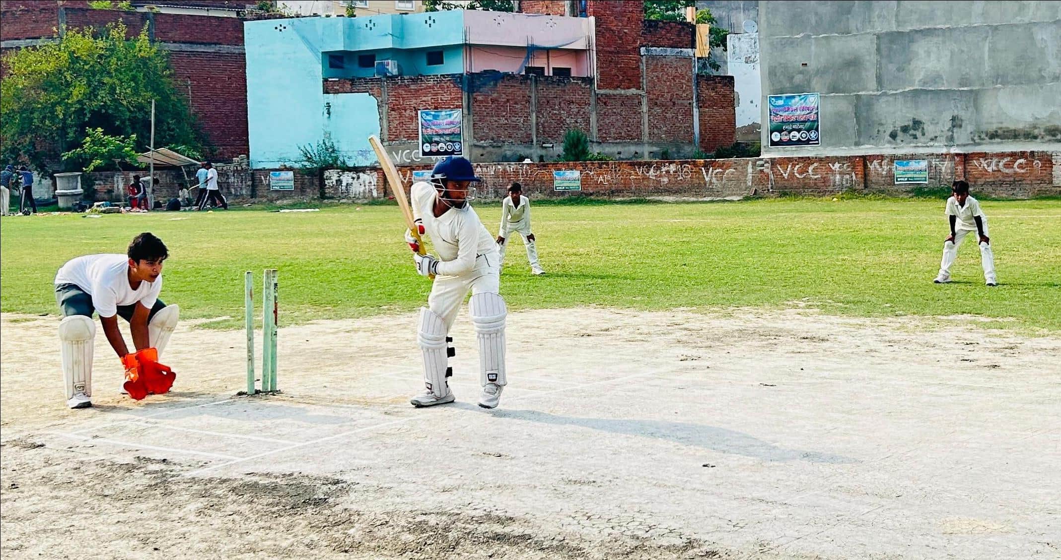 नगर के सहादतपुरा स्थित मैदान पर आयोजित क्रिकेट मैच में खेलते खिलाड़ी।संवाद