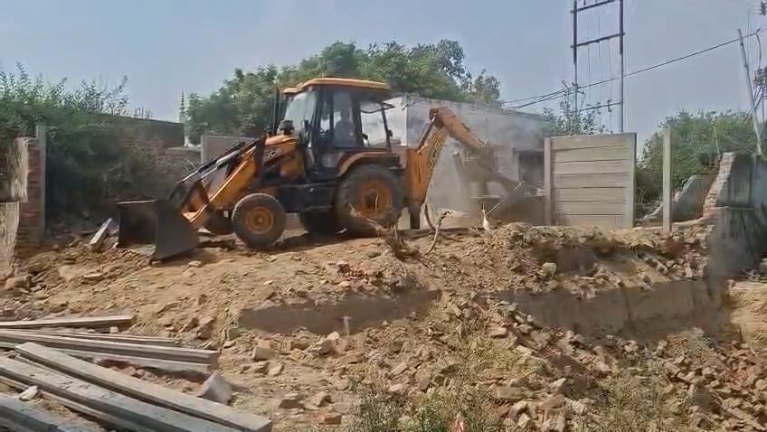 A builder was encroaching upon government land inside Ansal Colony.