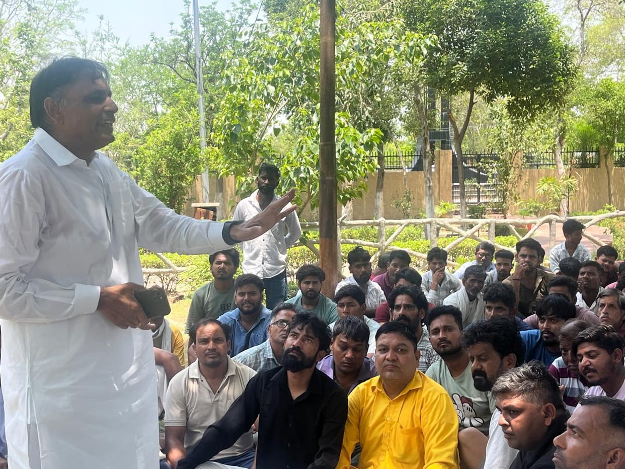 Dispute heats up over removal of street vendors from city roads; sit-in protest at Shaheed Smarak.