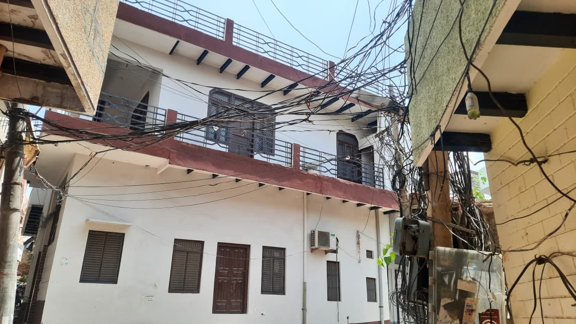 People troubled by the web of wires hanging in the streets.