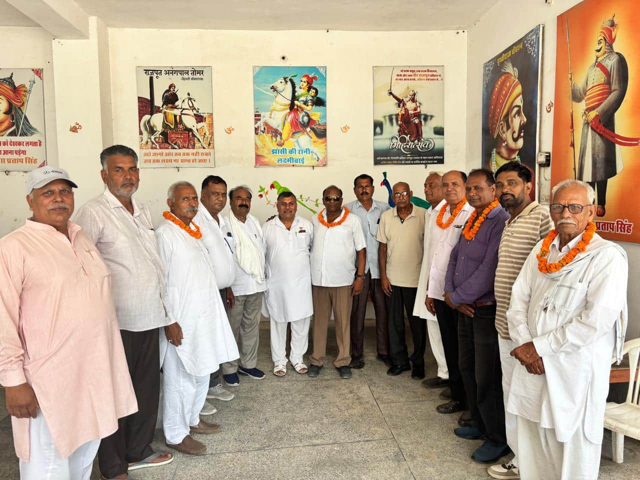नवनियुक्त पदाधिकारियों के साथ कमेटी के सदस्य। प्रवक्ता
