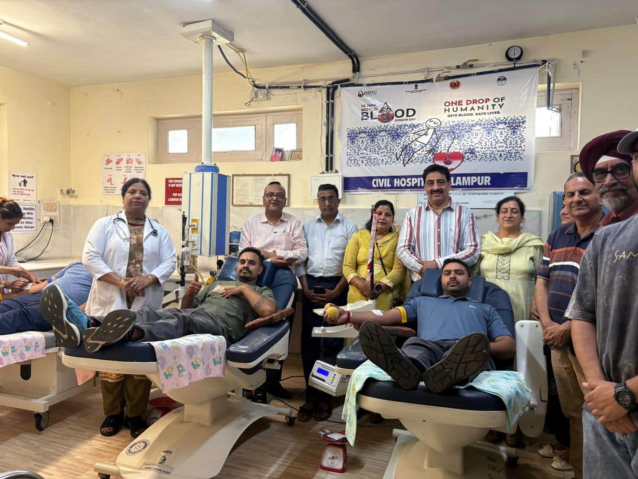 पालमपुर अस्पताल में रक्तदान करते हुए लोग।स्त्रोत जागरूक पाठक