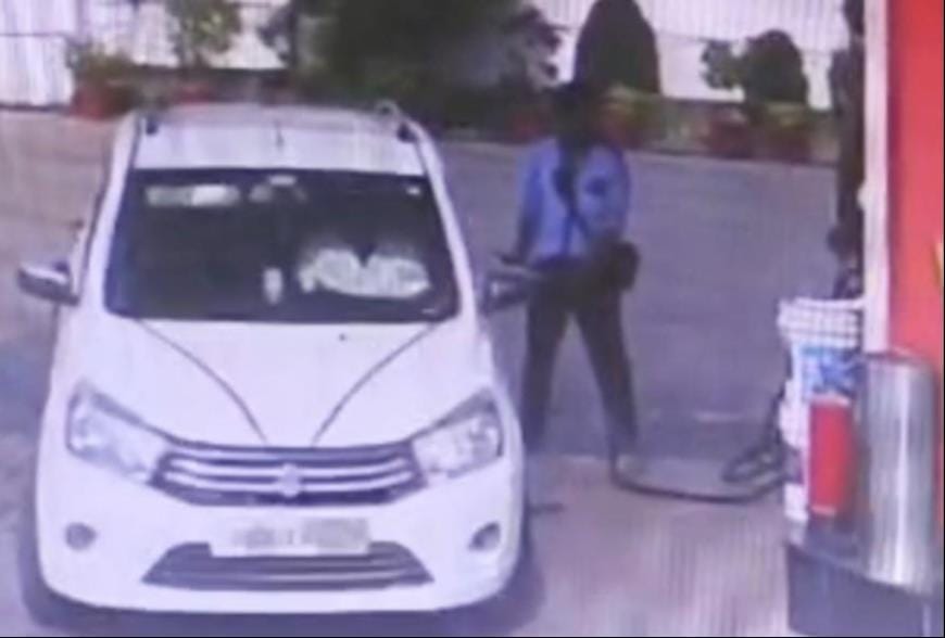 They got petrol filled in the car and fled without paying
