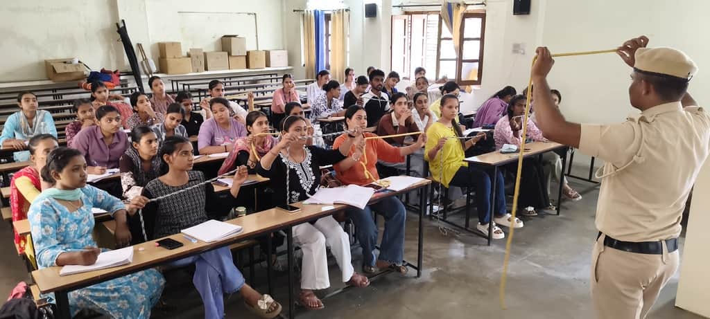 प्रशिक्षण के दौरान छात्राओं को जानकारी देते प्रशिक्षक। प्रवक्ता