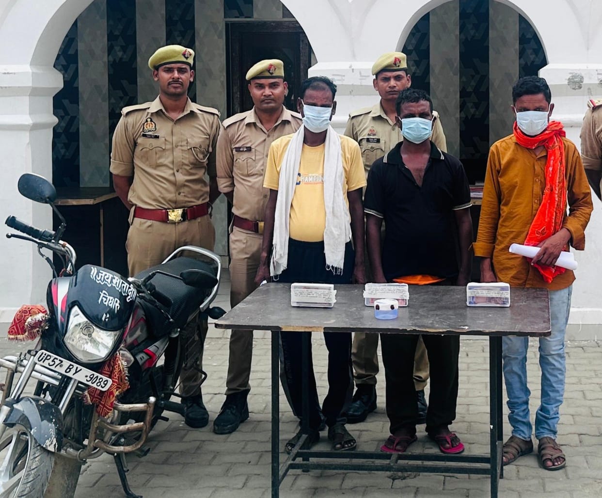 Gang stealing jewelry under the guise of asking for alms busted; three arrested.