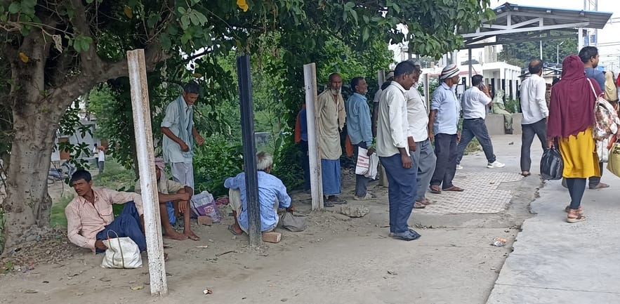 Sluggish pace of work at Padrauna Railway Station; facilities ranging from seating to drinking water are in a dismal state.