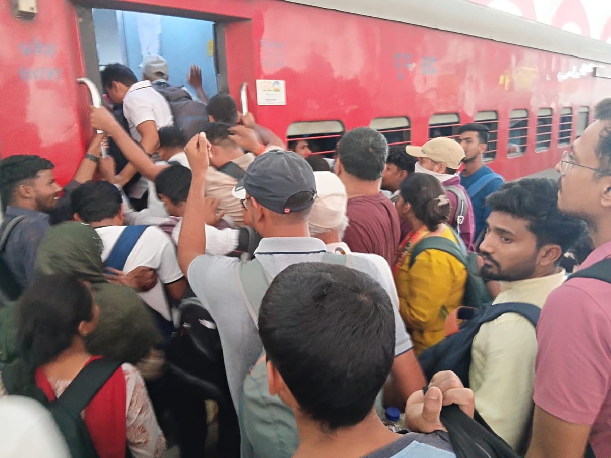 Aligarh News: पांच जुलाई तक ट्रेनों में भारी भीड़, सीटों के लिए मारामारी