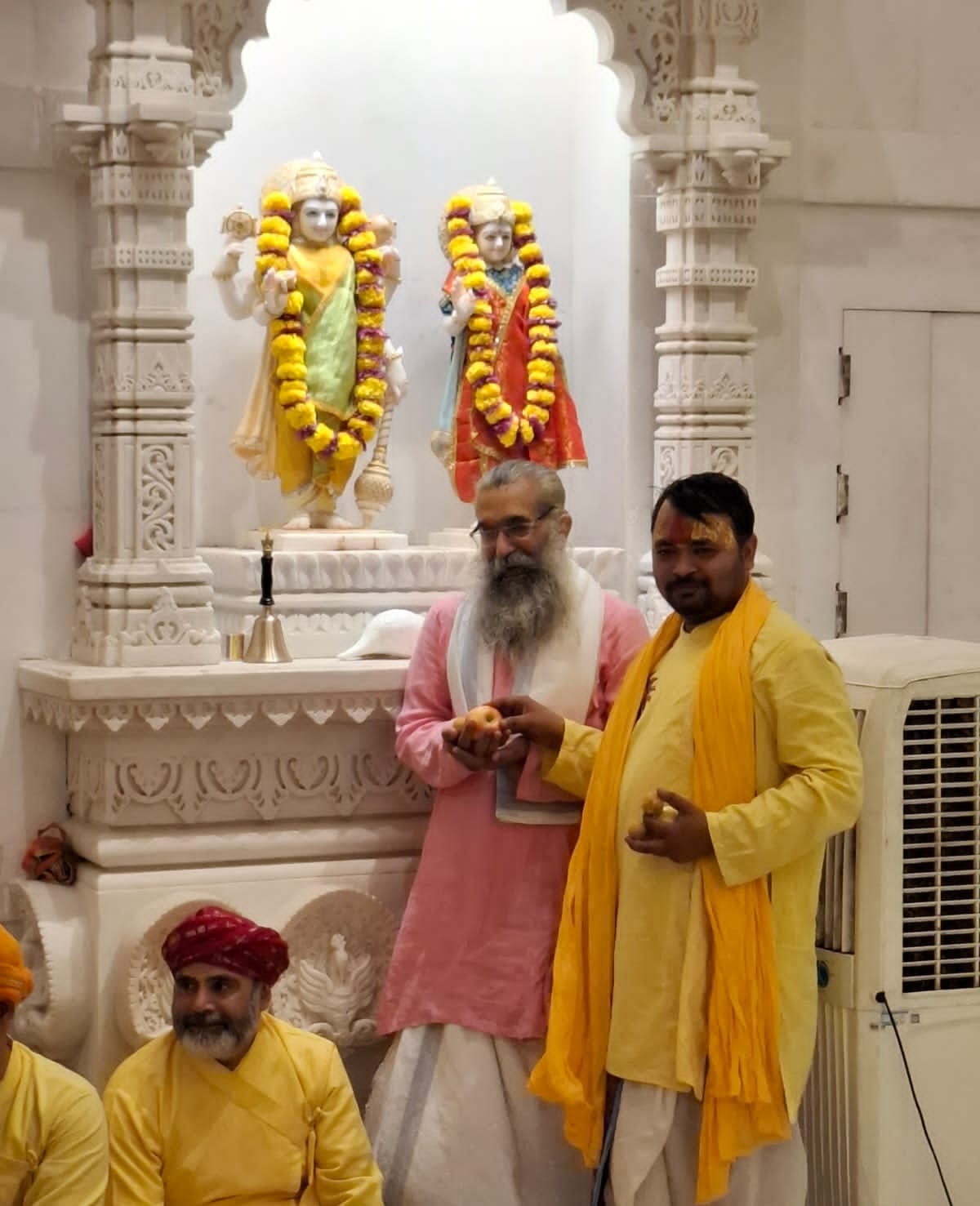 राम जन्मभूमि परिसर के उप मंदिर में दर्शन-पूजन करते महंत दिनेंद्र दास।