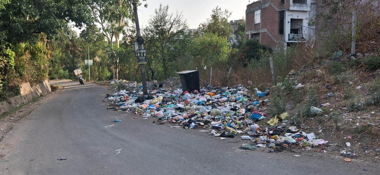 सांबा। सफाई कर्मचारियों की हड़ताल से बने गंदगी के ड़ेर
