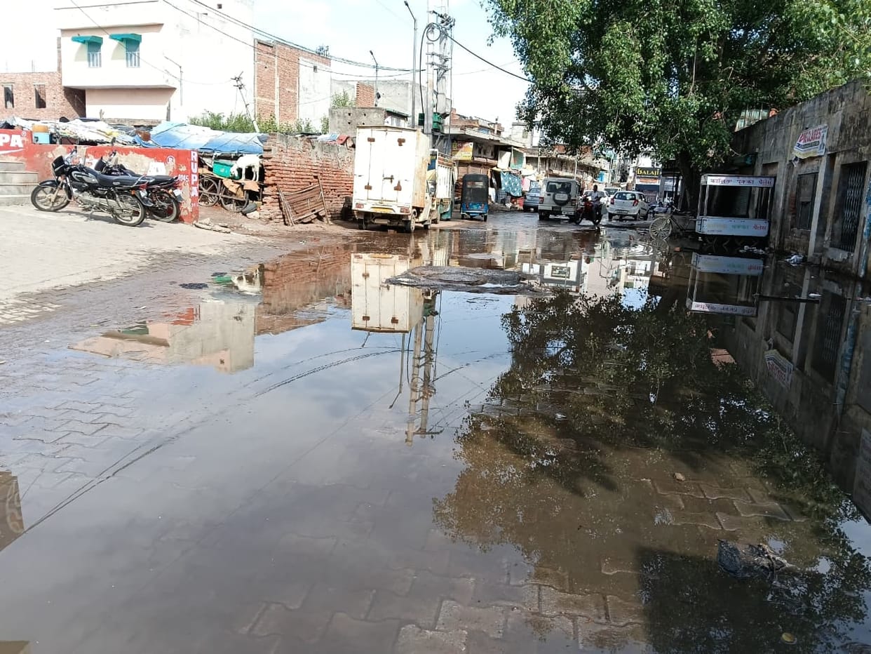 Foul-smelling sewage water on the route from Railway Road to the Main Market has become a major nuisance, making life miserable for pedestrians and shopkeepers