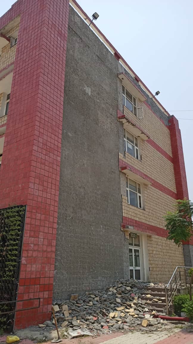 सिविल सर्जन कार्यालय की दीवारों से उतारी गई टाइलें। संवाद