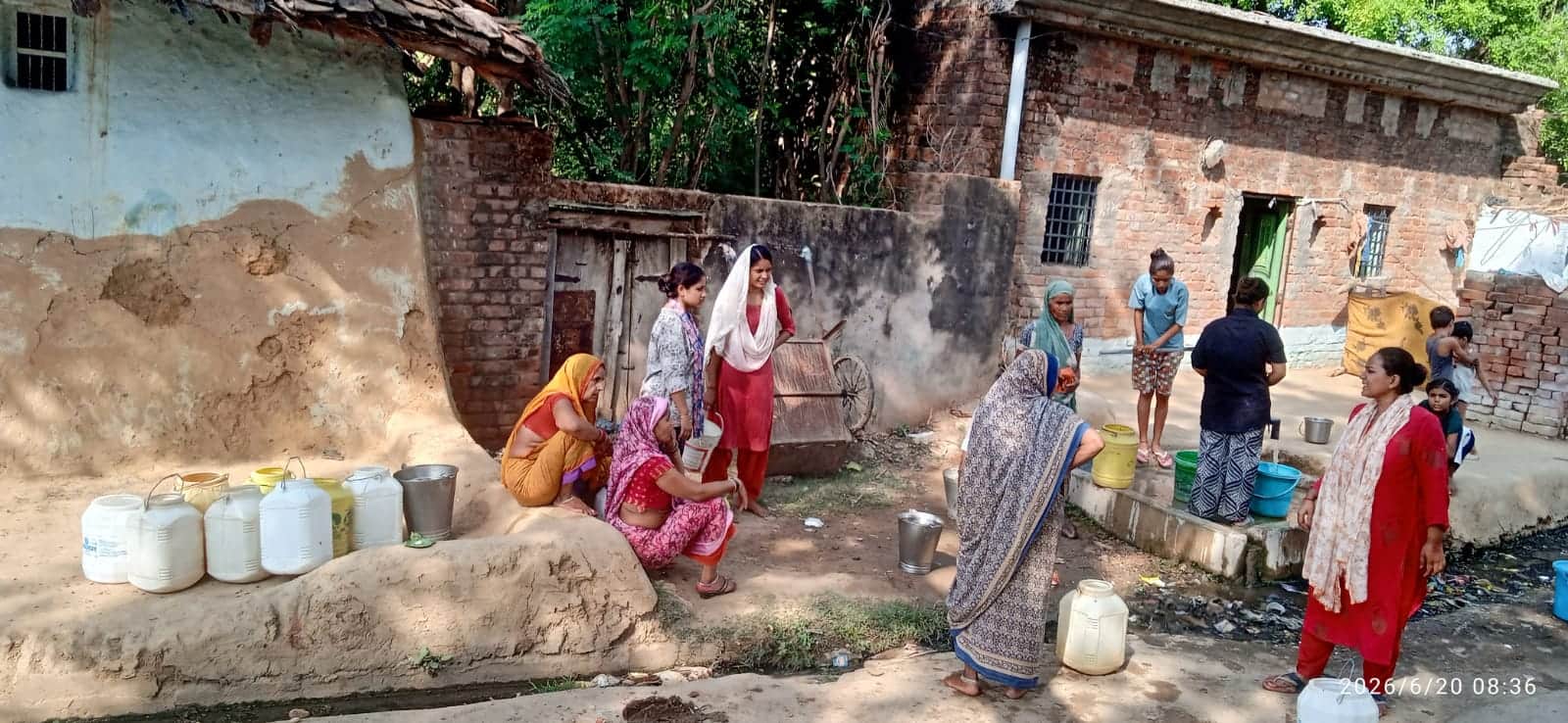 शेरपुर गांव में पानी के लिए हैंडपंप पर इंतजार करते ग्रामीण। संवाद