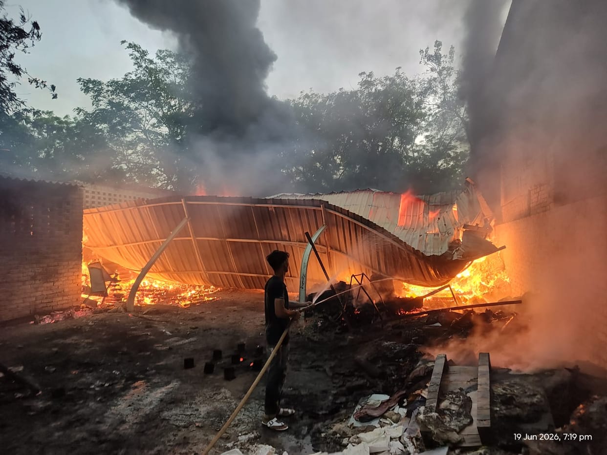 Fire breaks out at thermocol warehouse; workers flee to save their lives.
