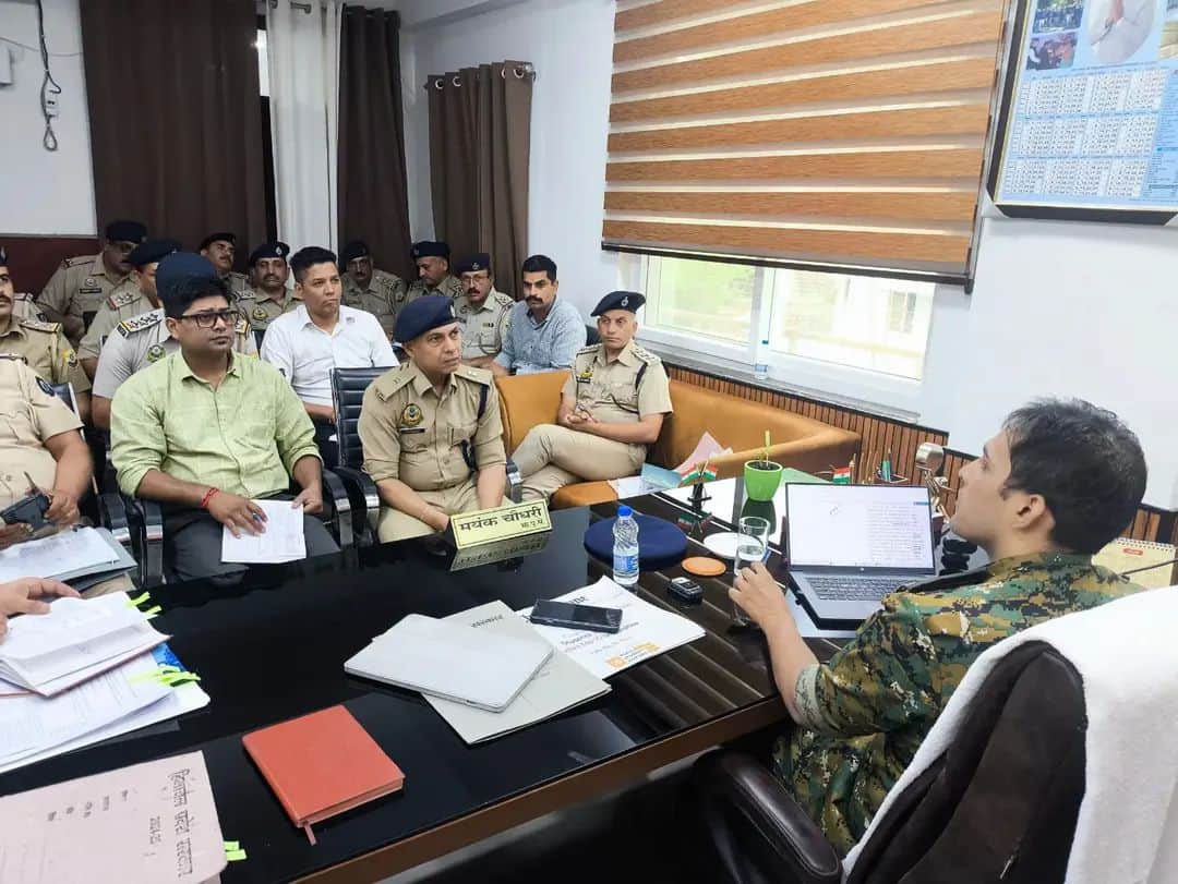 _ देहरा में आयोजित मासिक अपराध समीक्षा एवं पुलिस कल्याण बैठक की अध्यक्षता करते पुलिस अधीक्षक मय