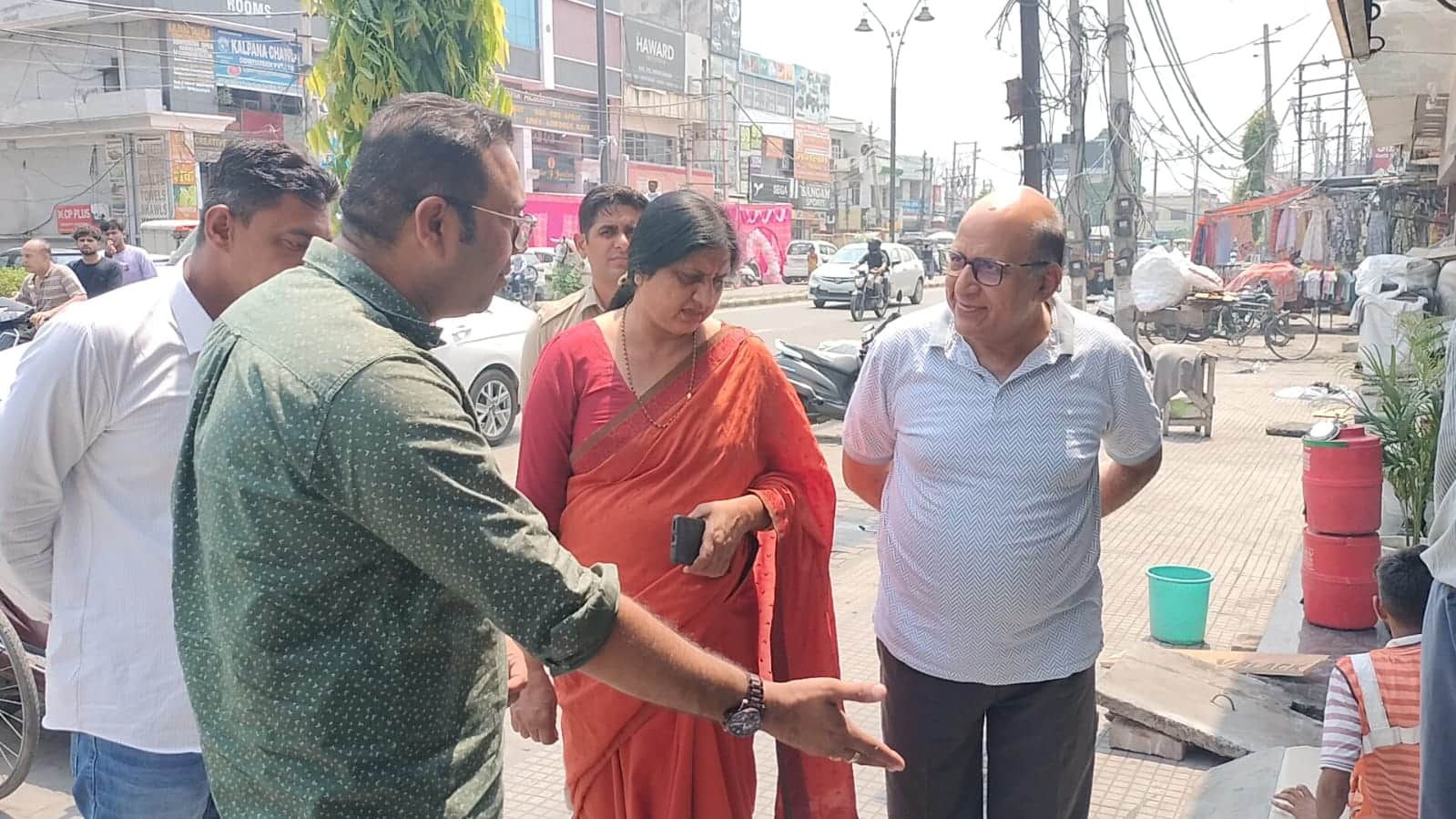 दुकानदारों से बात करतीं मेयर सुमन बहमनी व निगम अधिकारी। प्रवक्ता