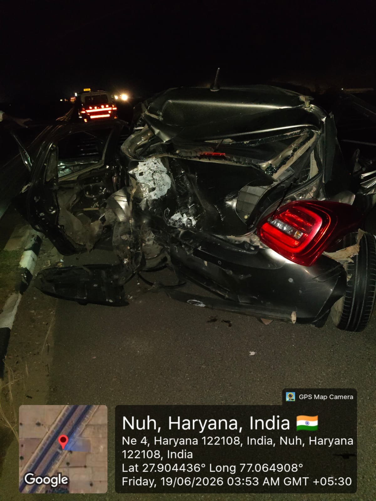 दुर्घटना में क्षतिग्रस्त कार
