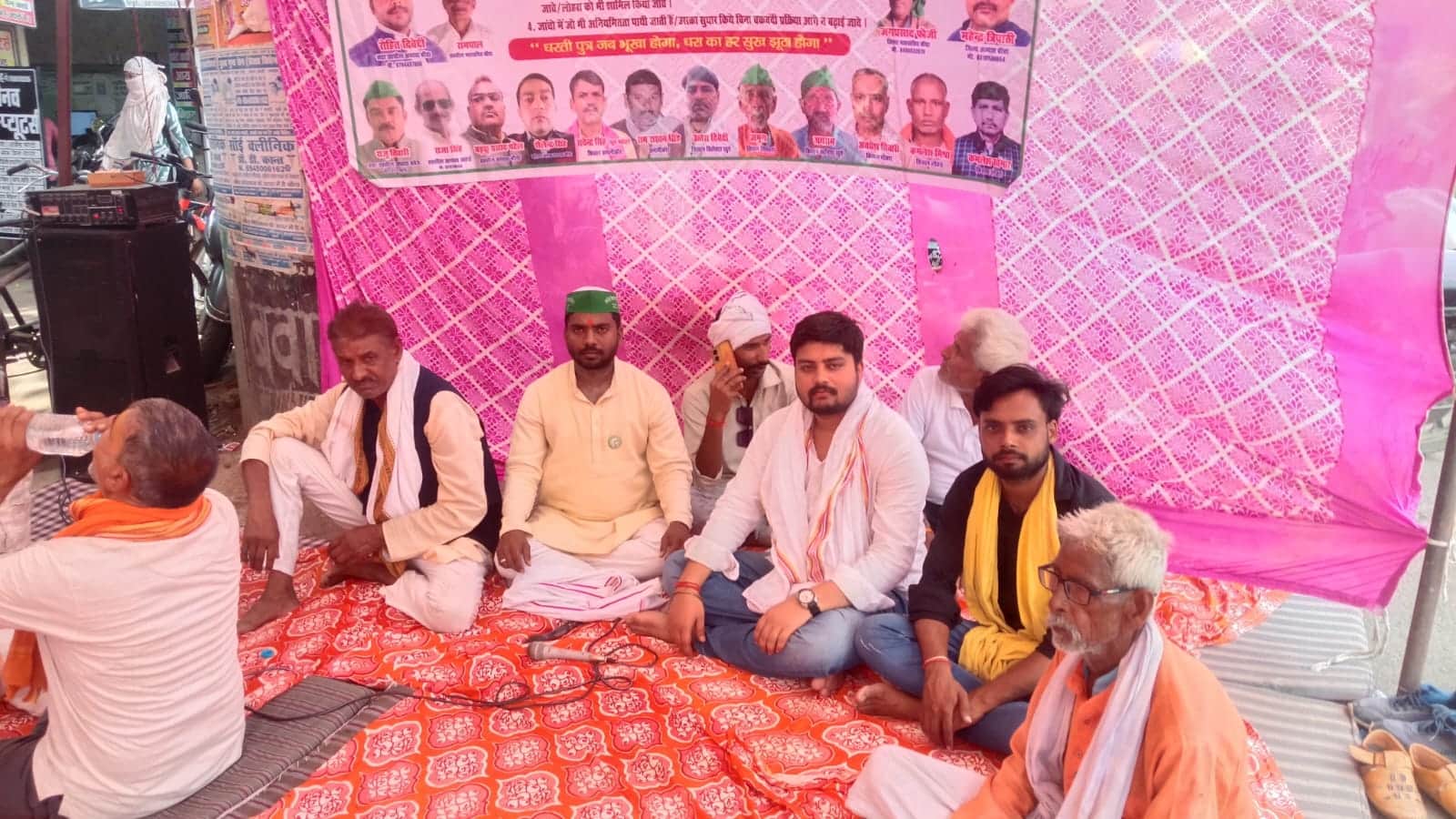 धरने पर बैठे किसान। संवाद