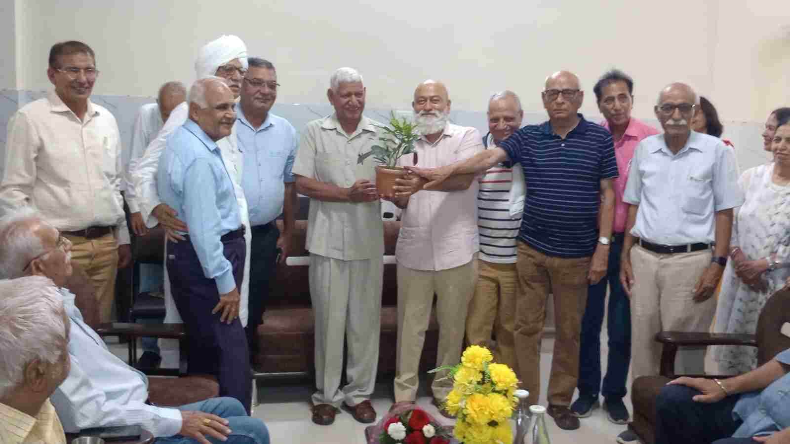 वानप्रस्थ सीनियर सिटीजन क्लब में आयोजित कार्यक्रम में मौजूद सदस्य।
