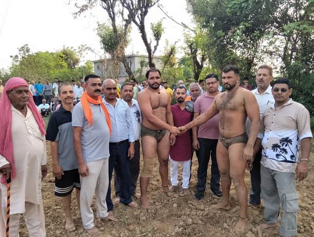 वनतुंगली के महू पीर मेले में आयोजकों के साथ बड़ी माली के पहलवान (फोटो : आयोजक)