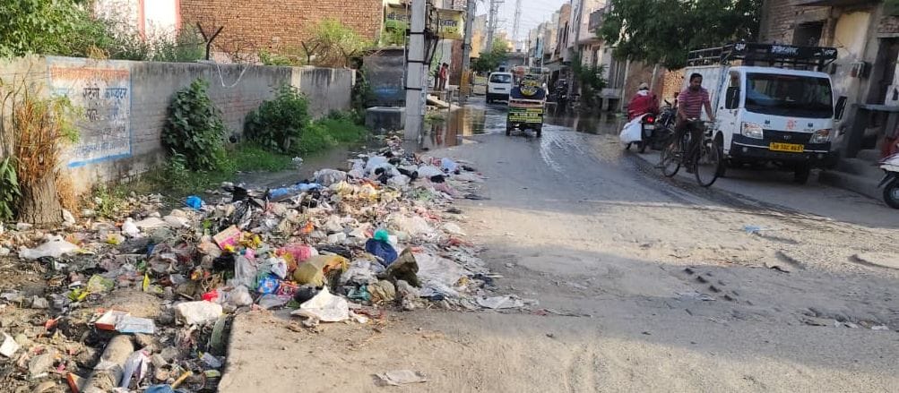 Due to lack of cleaning of drains, contaminated water accumulated in the streets of Ward-4.