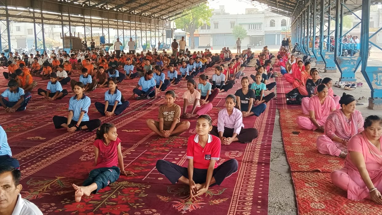 Hundreds of people practiced yoga during the pilot rehearsal.