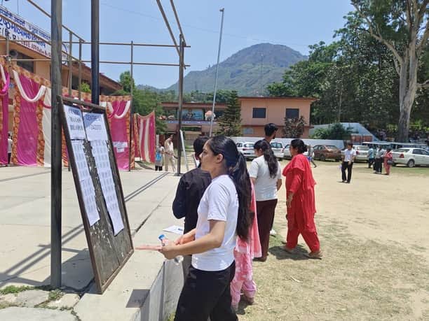 बिलासपुर में नीट यूजी परीक्षा देने पहुंचे अभ्यर्थी अपना रोल नंबर देखते हुए। संवाद