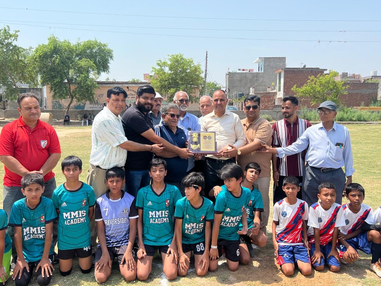 बलदेव नगर बरवाला रोड स्थित मैदान में फुटबॉल टीमों के खिलाड़ी व मुख्यातिथि को सम्मानित करते ह
